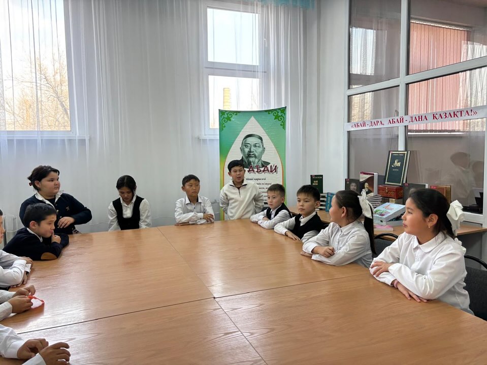 Возможно, это изображение один или несколько человек, люди учатся, стол и текст