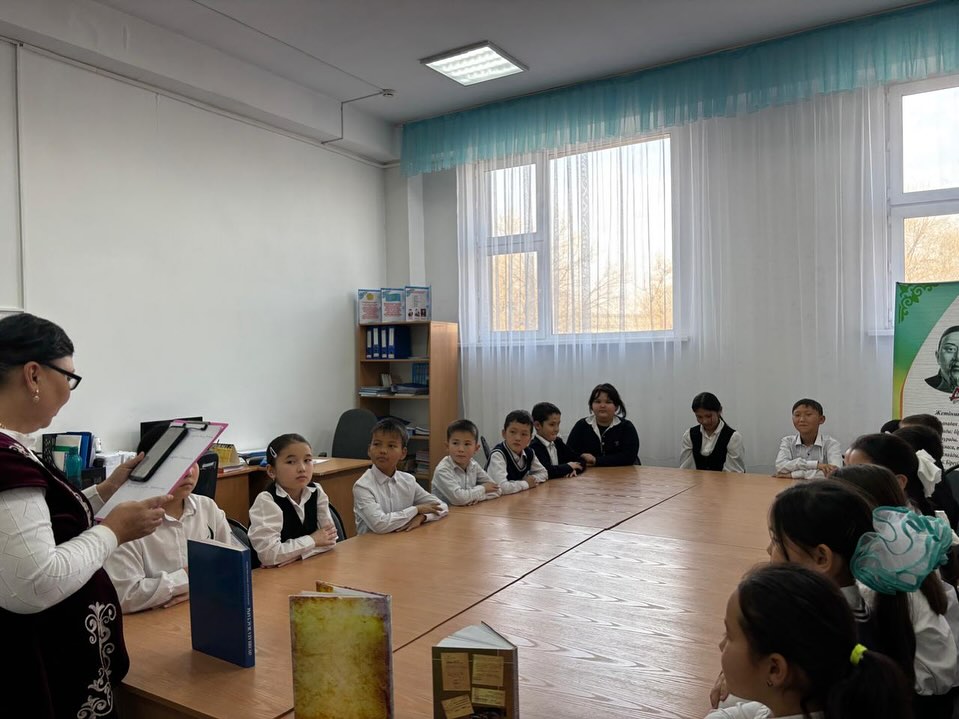 Возможно, это изображение один или несколько человек, люди учатся и детская игрушка