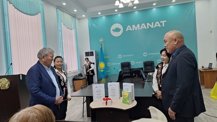 Возможно, это изображение текст "AMANAT NAT AMANAT AMANAT AMANA AMAN ซ๔๐ අමීයවට"