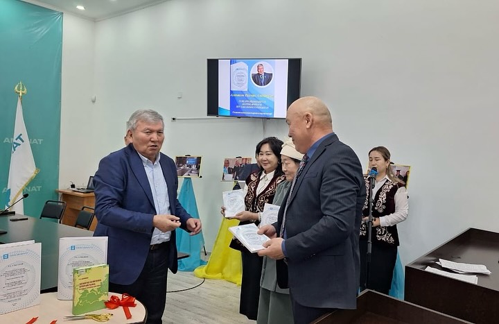 Возможно, это изображение один или несколько человек и текст