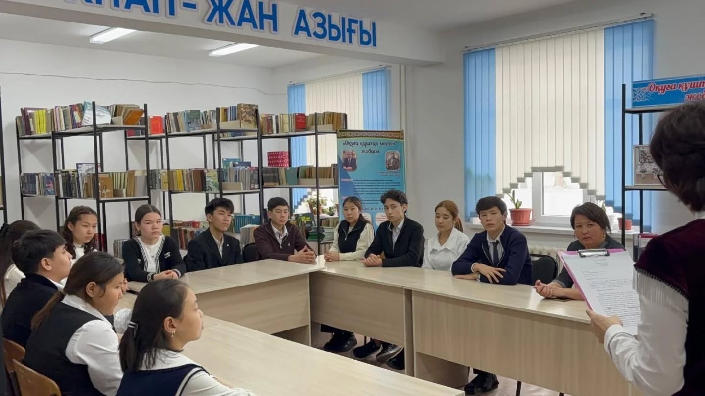 Возможно, это изображение один или несколько человек, люди учатся и текст