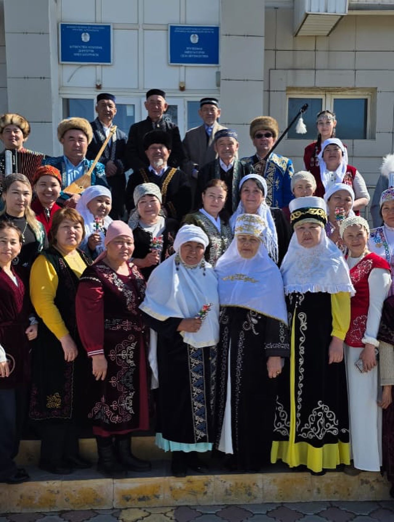 Возможно, это изображение один или несколько человек и дирндль