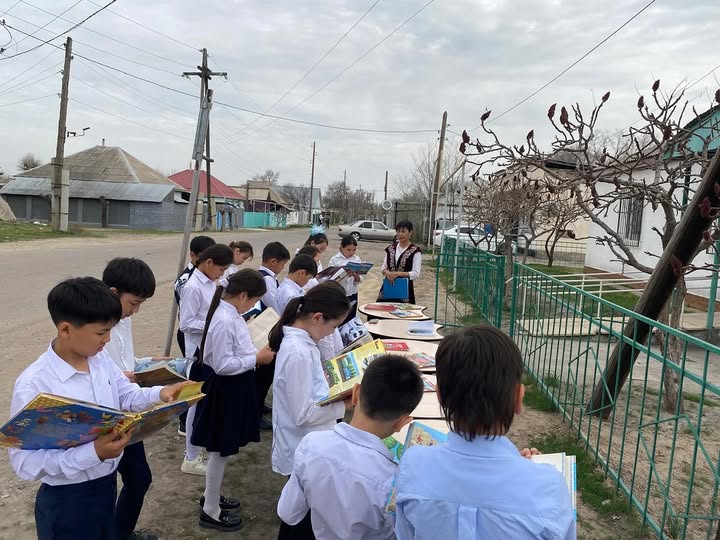 Возможно, это изображение один или несколько человек и текст
