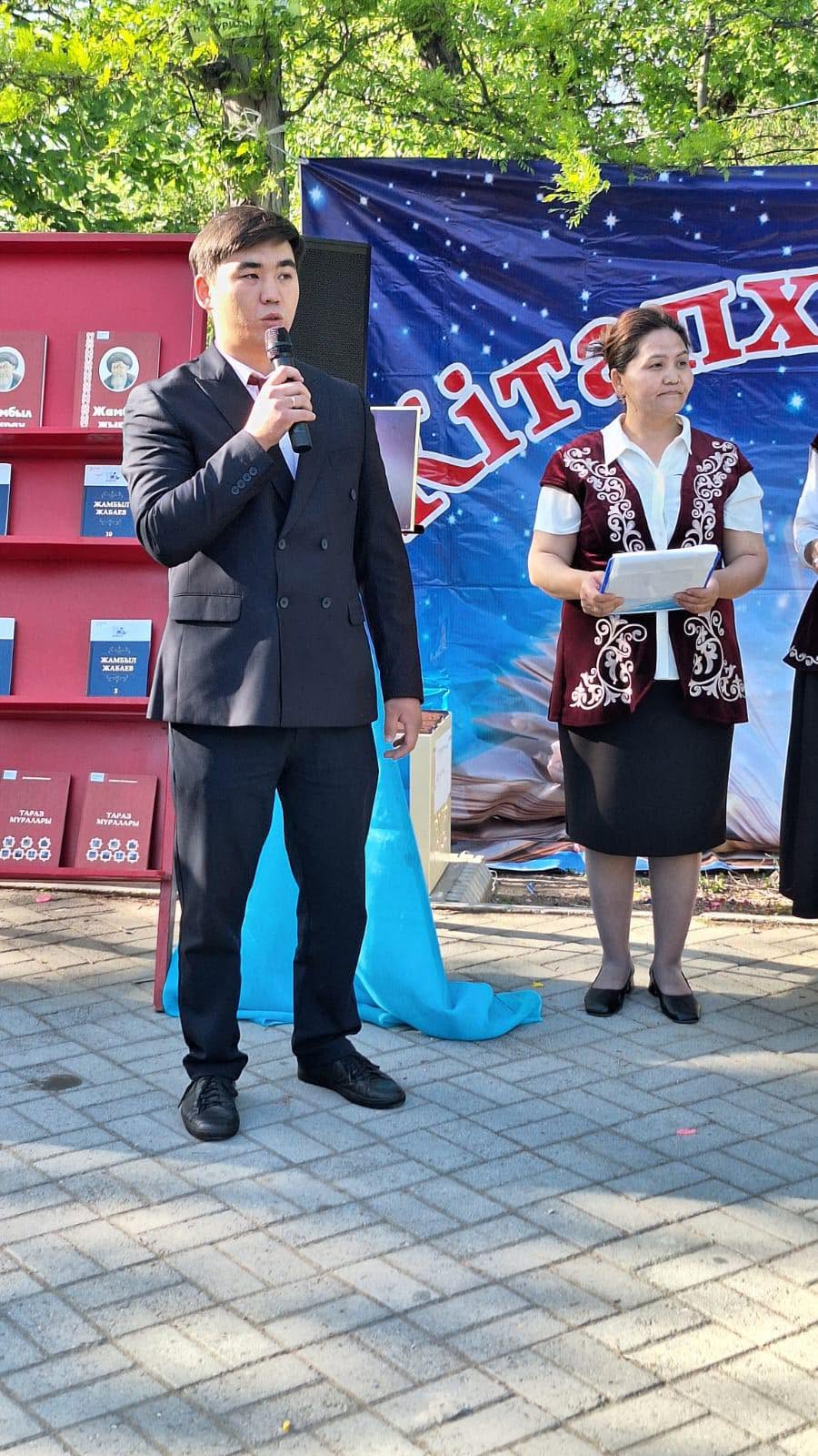 Возможно, это изображение текст