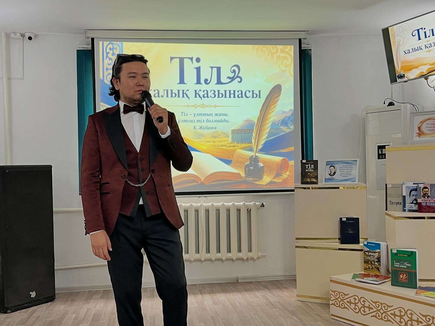 Возможно, это изображение динамик, костюм, телевизор и текст