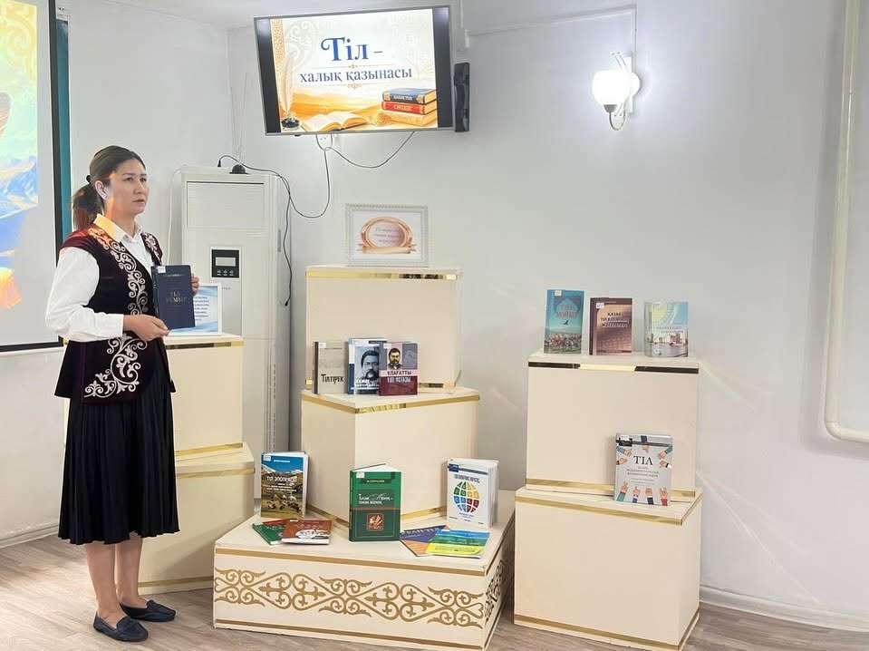 Возможно, это изображение детская игрушка и текст