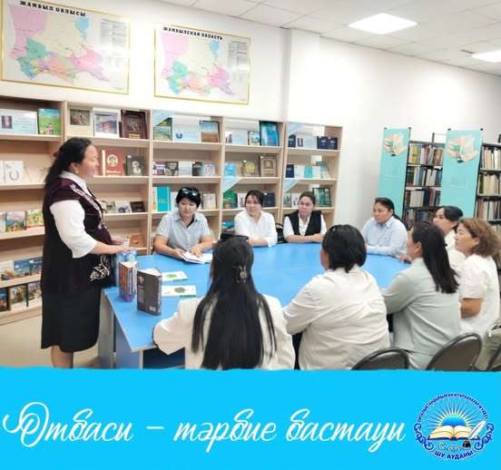 Возможно, это изображение один или несколько человек, люди учатся и текст