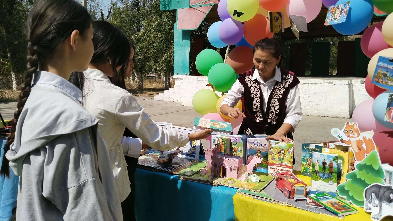 Возможно, это изображение один или несколько человек и текст
