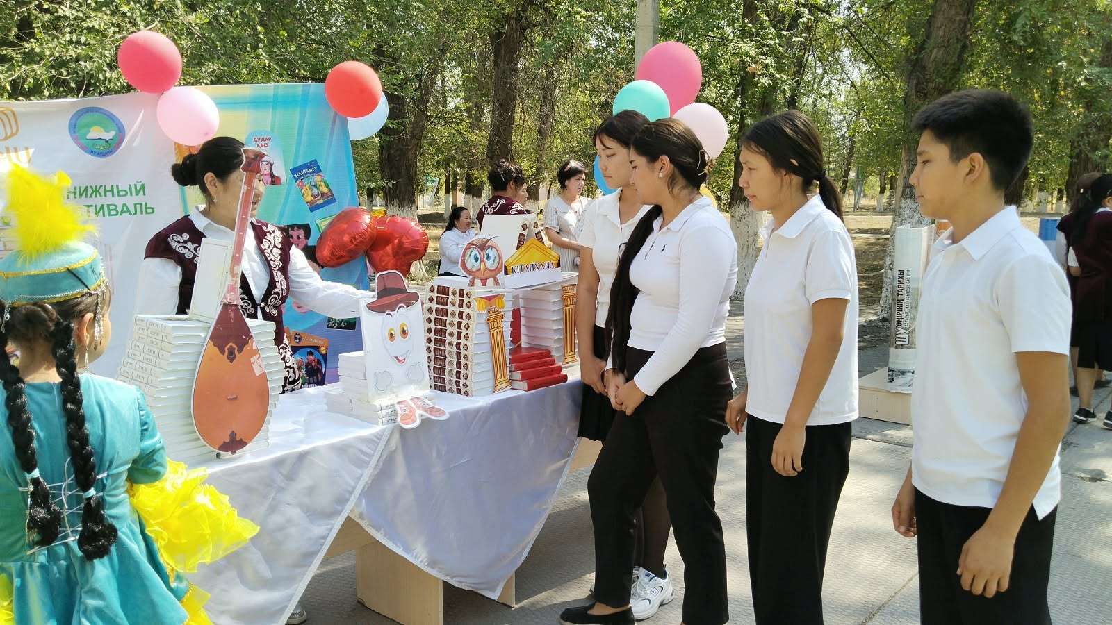 Возможно, это изображение один или несколько человек и текст