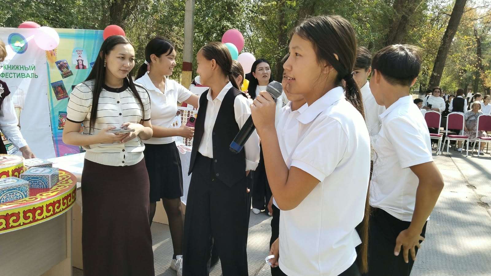 Возможно, это изображение один или несколько человек и текст