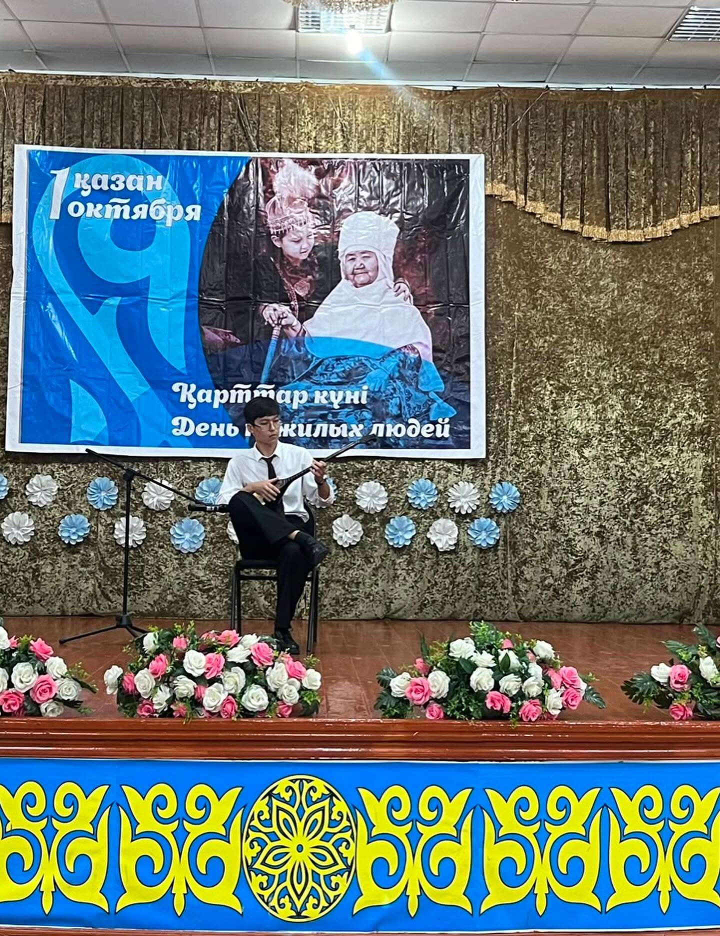 Возможно, это изображение помост и текст