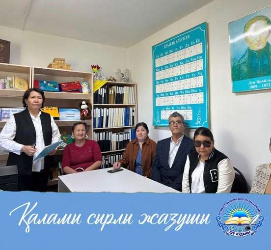 Возможно, это изображение один или несколько человек и текст